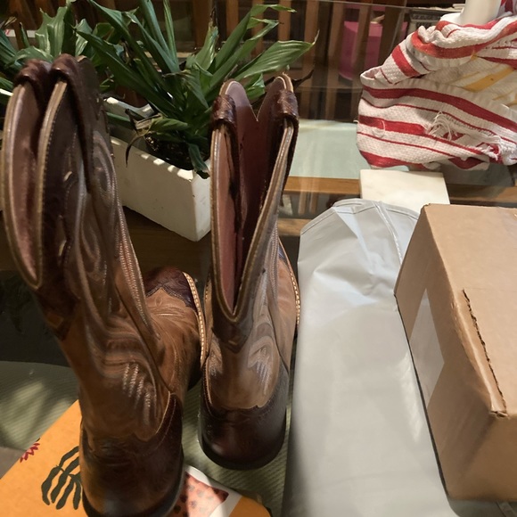 Women’s Ariat square toed boots - Picture 3 of 6